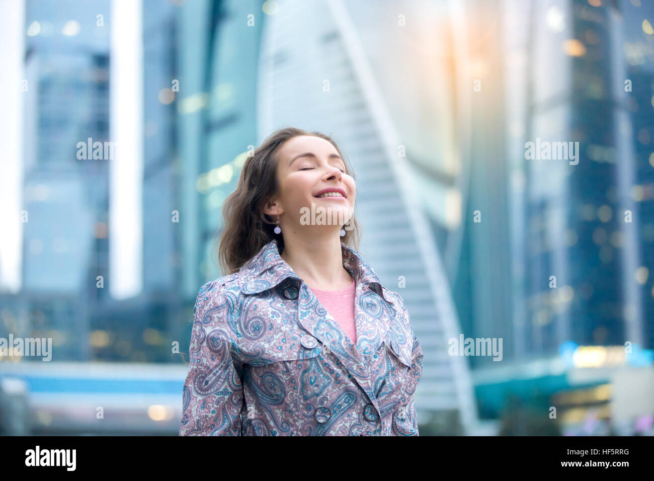 Ritratto di una giovane donna felice alla strada di città Foto Stock