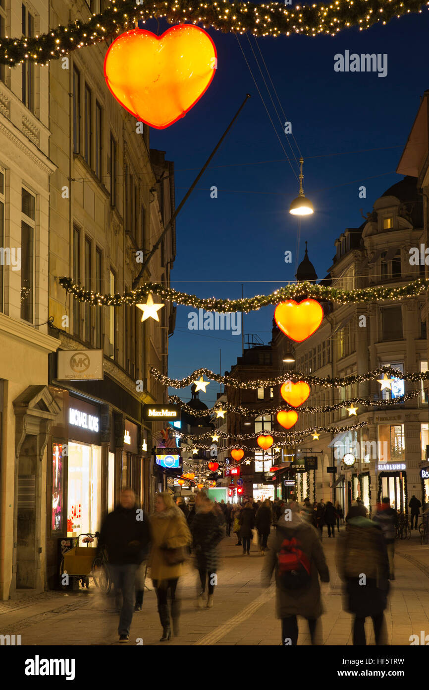 Danimarca, Copenaghen, Strøget, decorazioni di Natale in strada pedonale dello shopping di notte Foto Stock