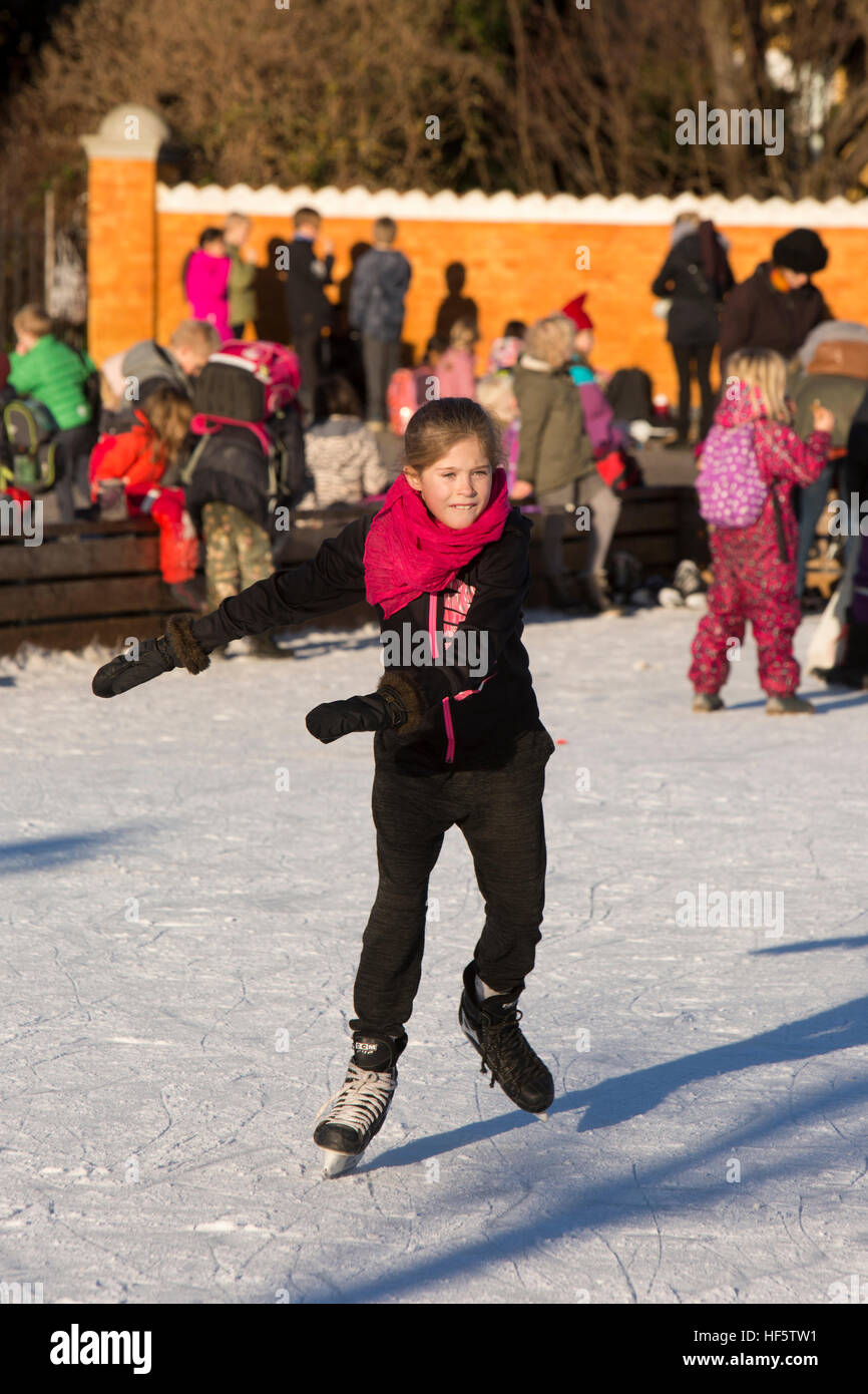 Danimarca, Copenaghen, Frederiksberg Gardens, ragazza pattinaggio sul pubblico di Natale pista di pattinaggio sul ghiaccio Foto Stock