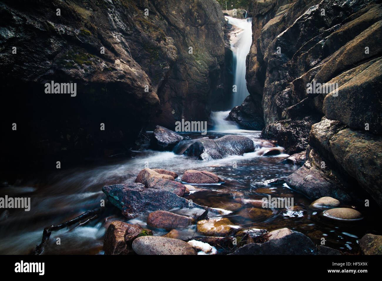 Paesaggio con cascata che scorre in un Stony Brook. Foto Stock