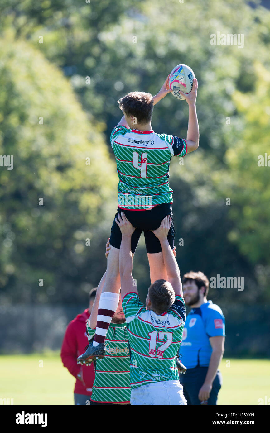 Istruzione superiore nel Regno Unito: Aberystwyth studenti universitari la riproduzione di sport di squadra giochi sul campus - Rugby Foto Stock