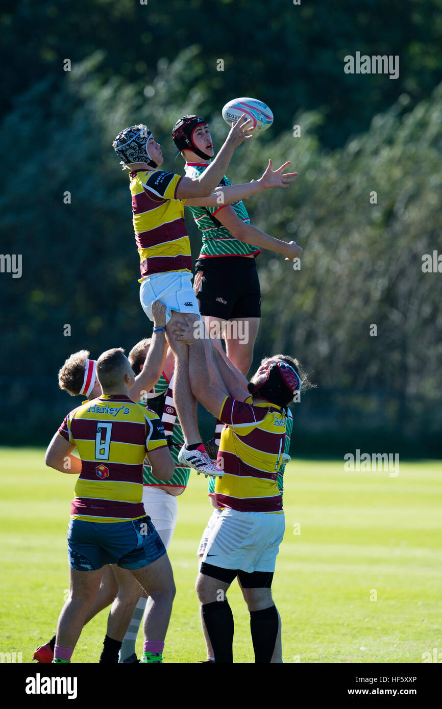 Istruzione superiore nel Regno Unito: Aberystwyth studenti universitari la riproduzione di sport di squadra giochi sul campus - Rugby Foto Stock