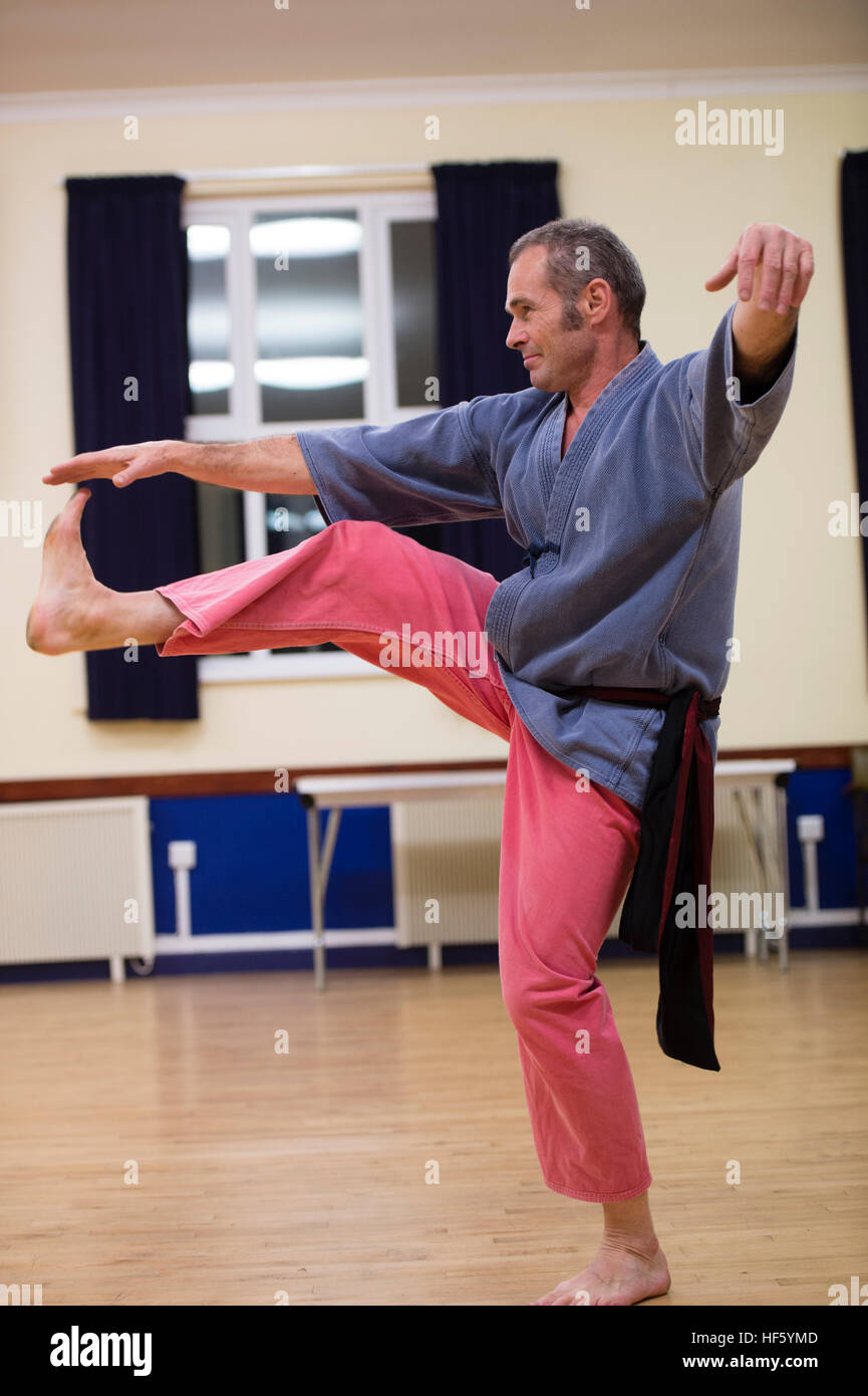 Un gruppo di persone di mezza età persone che partecipano a un Tai Chi classe a Tregaron Memorial Hall di un piccolo villaggio hall modernizzato con attrezzature aggiornate con il sostegno finanziario della lotteria Heritage Fund. Ceredigion, Wales UK Foto Stock