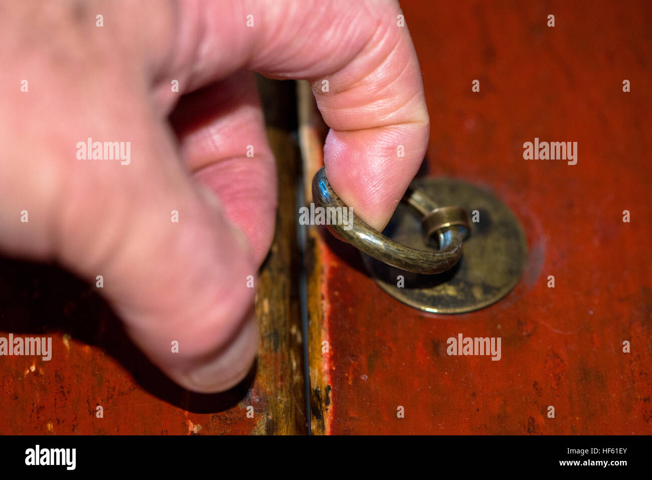 Dito tirando ad anello da mobili antichi Foto Stock