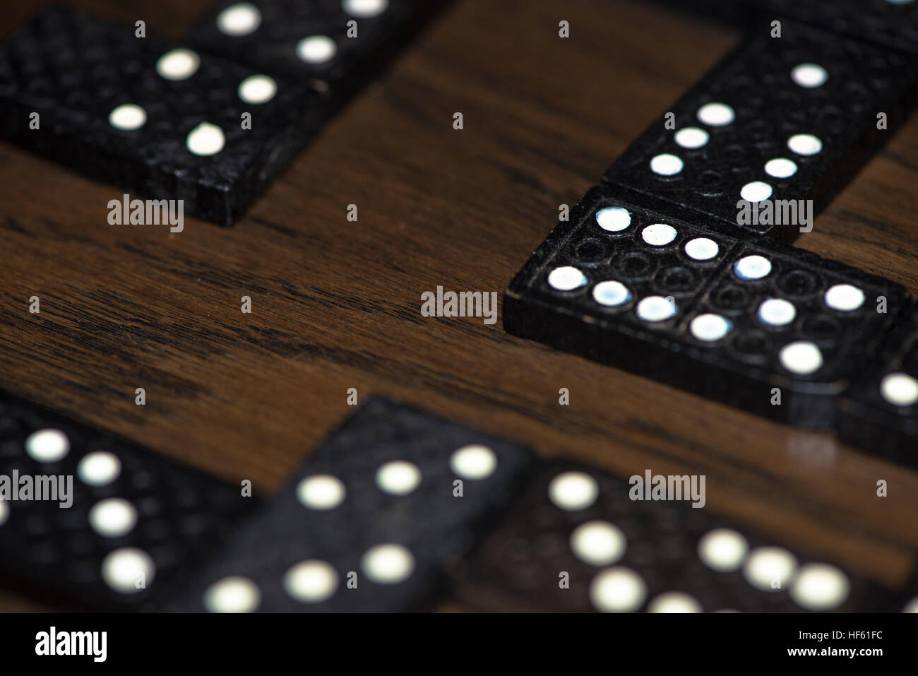 Pietre di domino a tavola Foto Stock