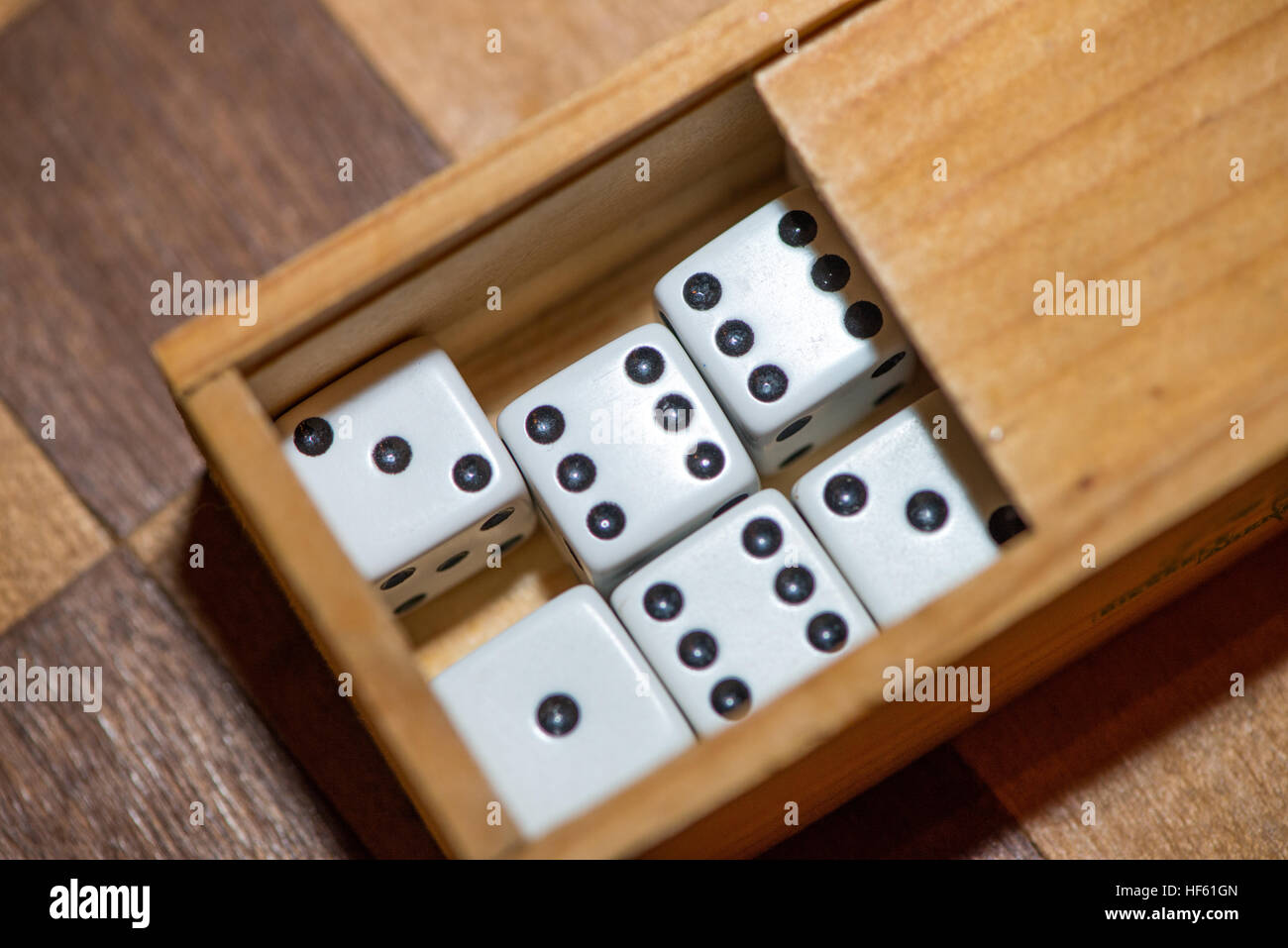 Scatola di legno con dadi Foto Stock
