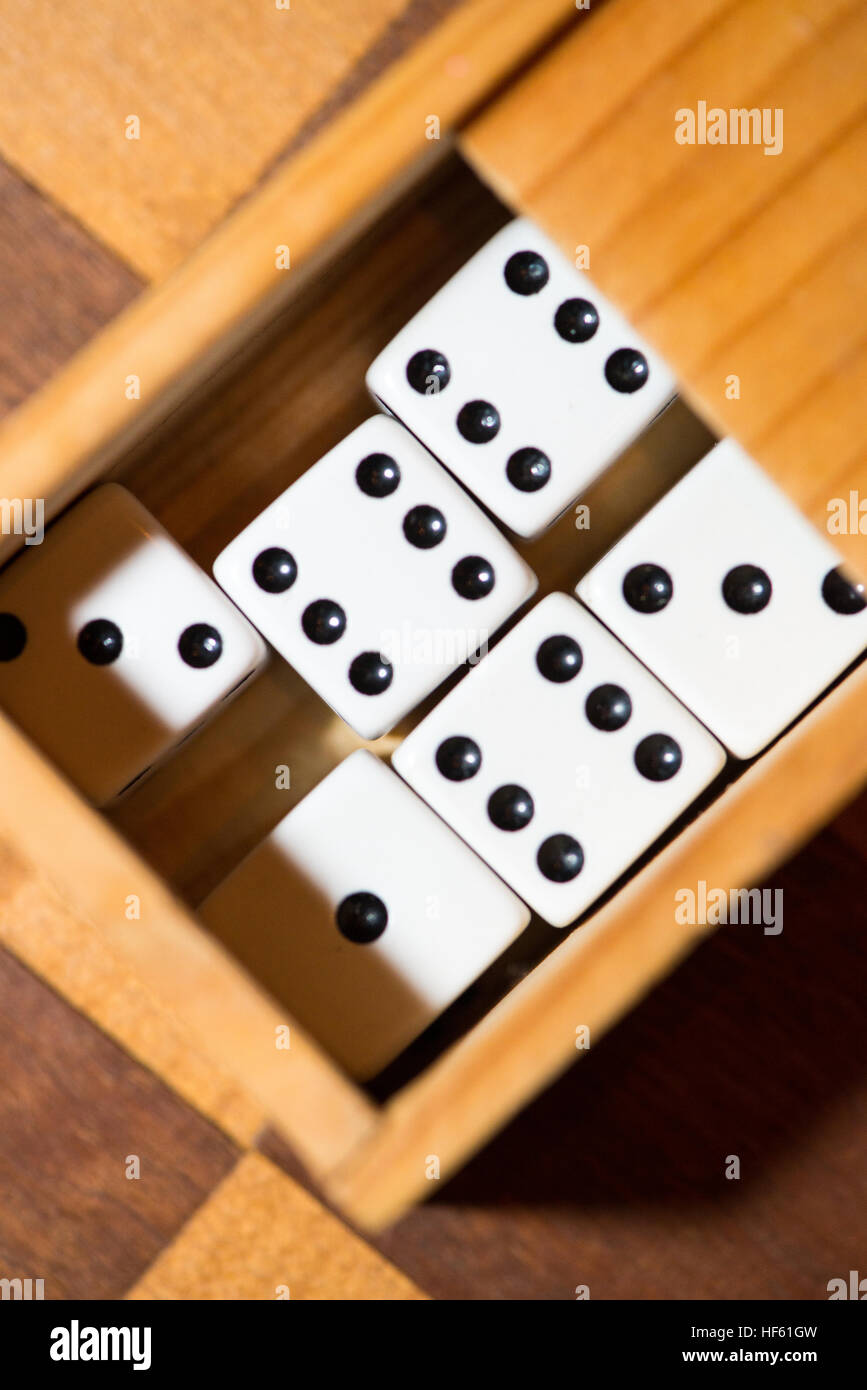 Scatola di legno con dadi Foto Stock