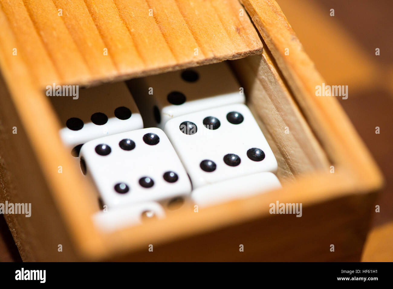 Scatola di legno con dadi Foto Stock