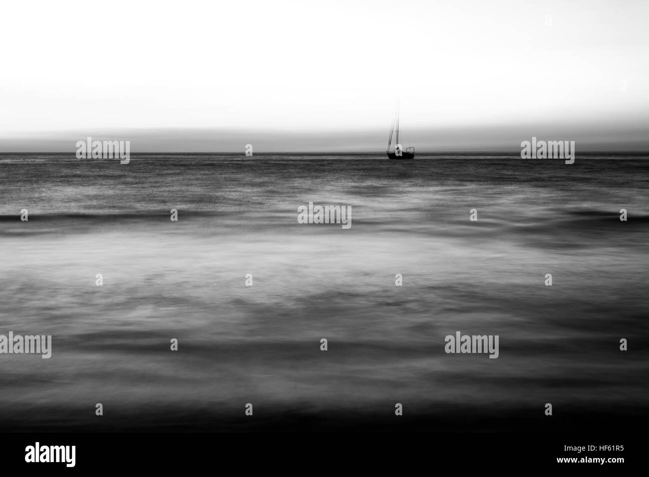 Una nave solitaria in un oceano. Foto Stock