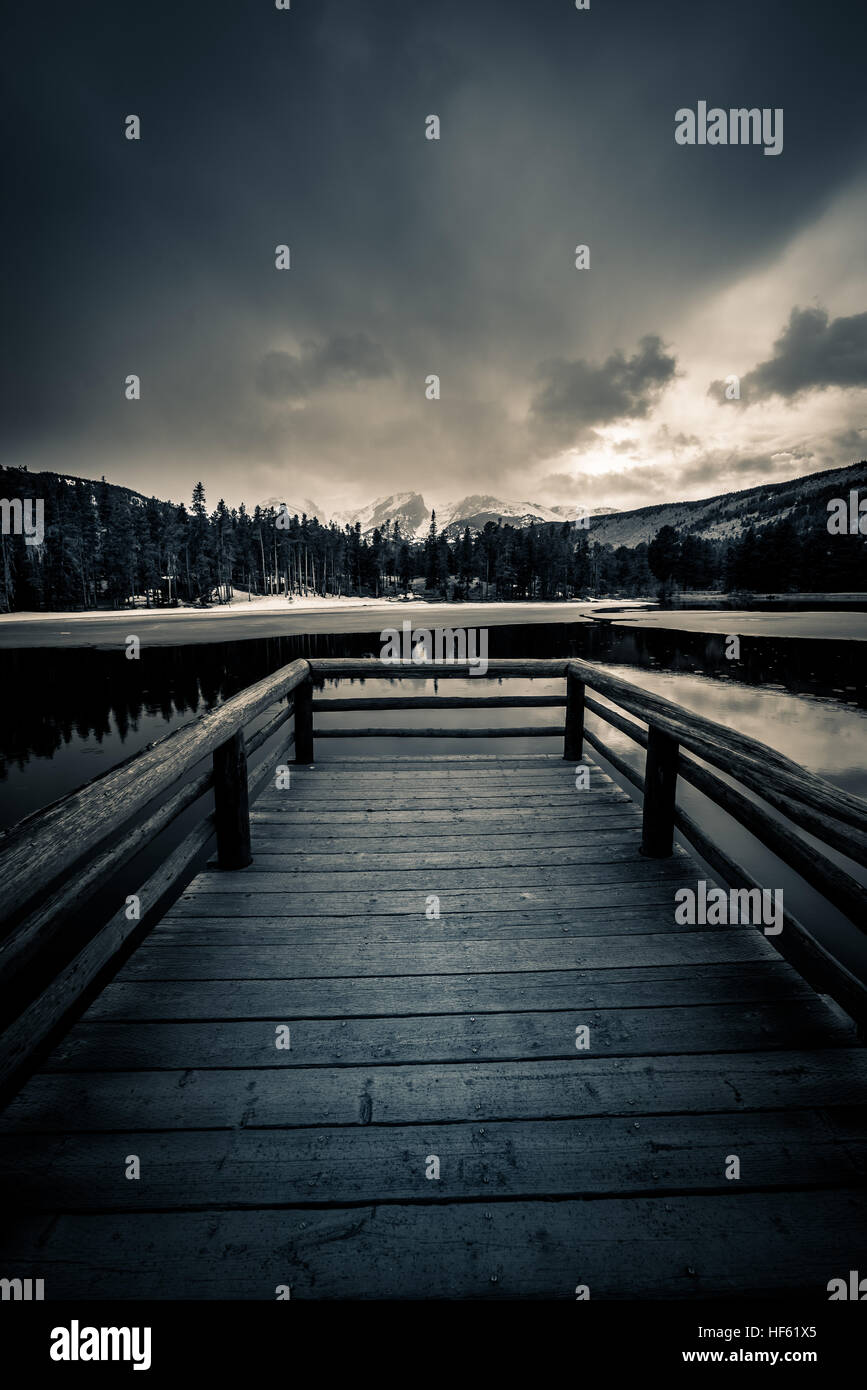 Un dock su di un lago calmo. Foto Stock