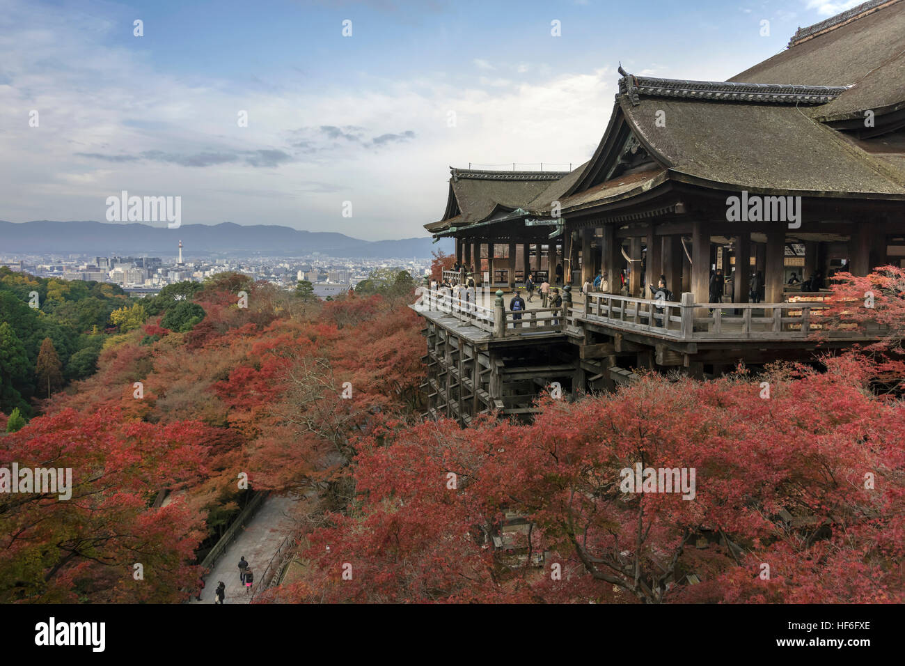 La Grande Hall (Honden) di Kiyomizu-dera con la città di Kyoto in background, Giappone Foto Stock