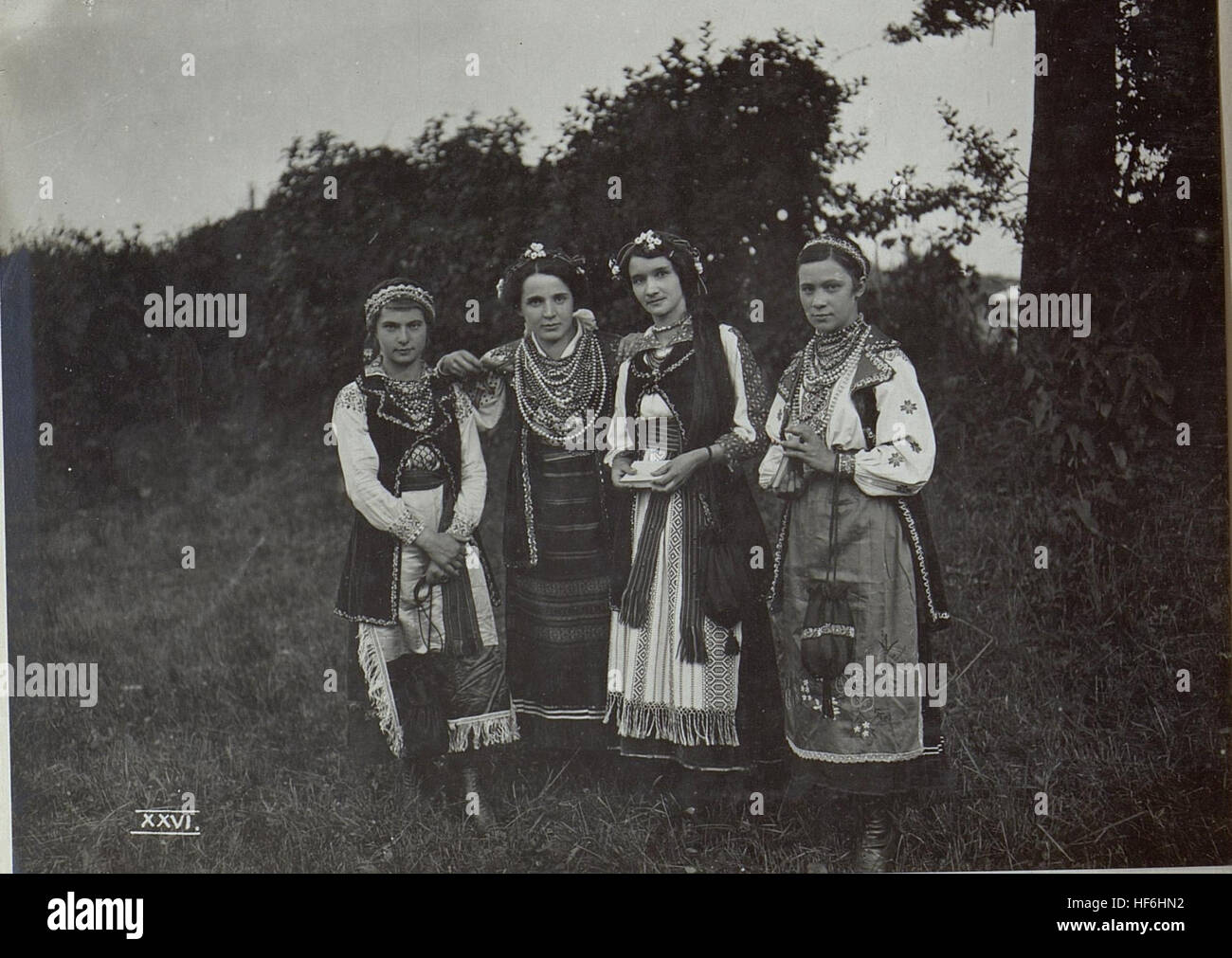 Kalusz, costume tradizionale ucraino, prima guerra mondiale, collezioni Europeana, foto storica, prima guerra mondiale, patrimonio ucraino, abbigliamento tradizionale, Europa orientale, conflitto europeo, immagine storica, bianco e nero, operazioni militari, patrimonio culturale, storia Ucraina, 1918, indagine militare, foto d'archivio, Europeana, guerra europea, documento storico, storia sociale, immagine d'archivio, fotografia storica, Europa orientale durante la prima guerra mondiale, fronte militare, identità culturale, cultura europea, sforzo bellico, archivio storico, vita sociale Foto Stock