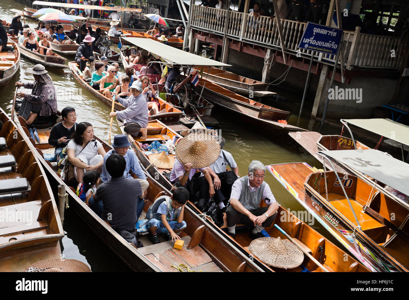 Intenso traffico in barca nei canali dei mercati galleggianti a Bangkok, in Thailandia Foto Stock