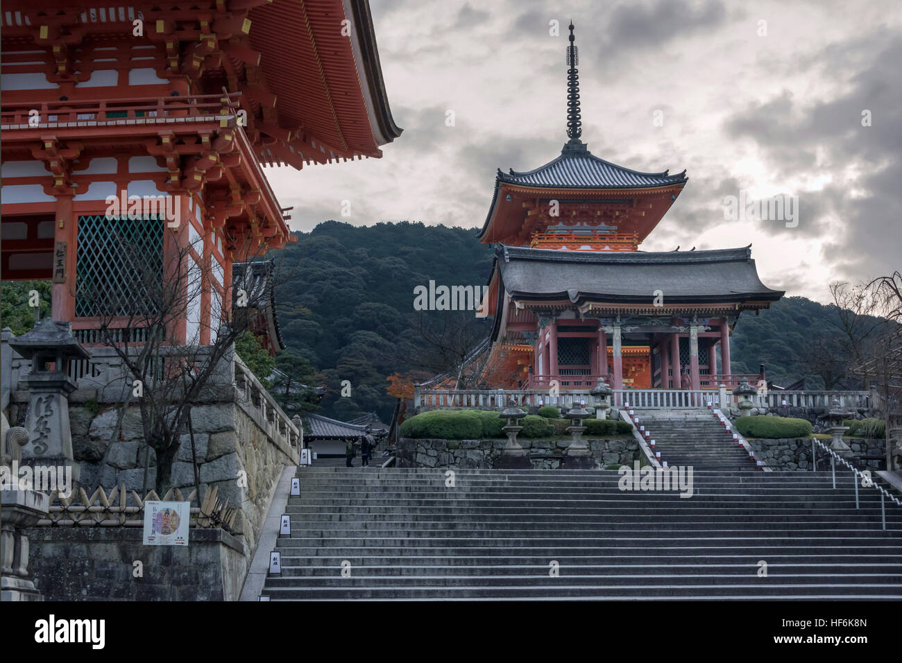 La mattina presto a nio-mon (cancello principale, a sinistra) e Sai-Mon (West Gate, centro), Kiyomizu-dera tempio buddista, Kyoto, Giappone Foto Stock