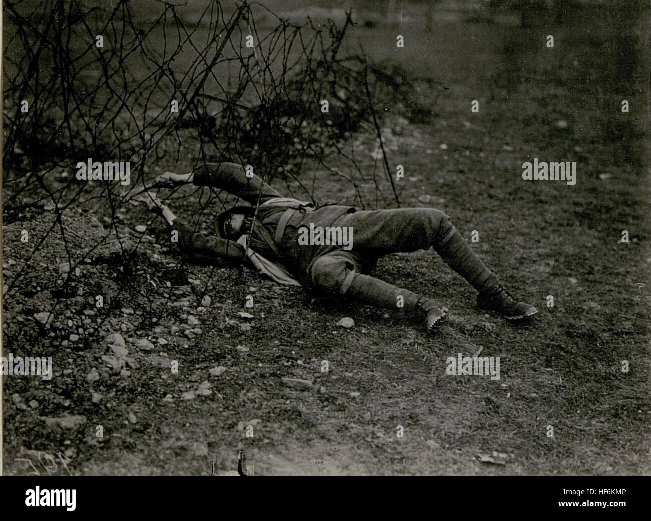 Esercitazioni di battaglione tempesta durante la prima guerra mondiale, catturati a Levico. Questa fotografia fornisce informazioni sull'addestramento militare durante la guerra, concentrandosi sui movimenti tattici e sui preparativi dei soldati per il combattimento. Foto Stock