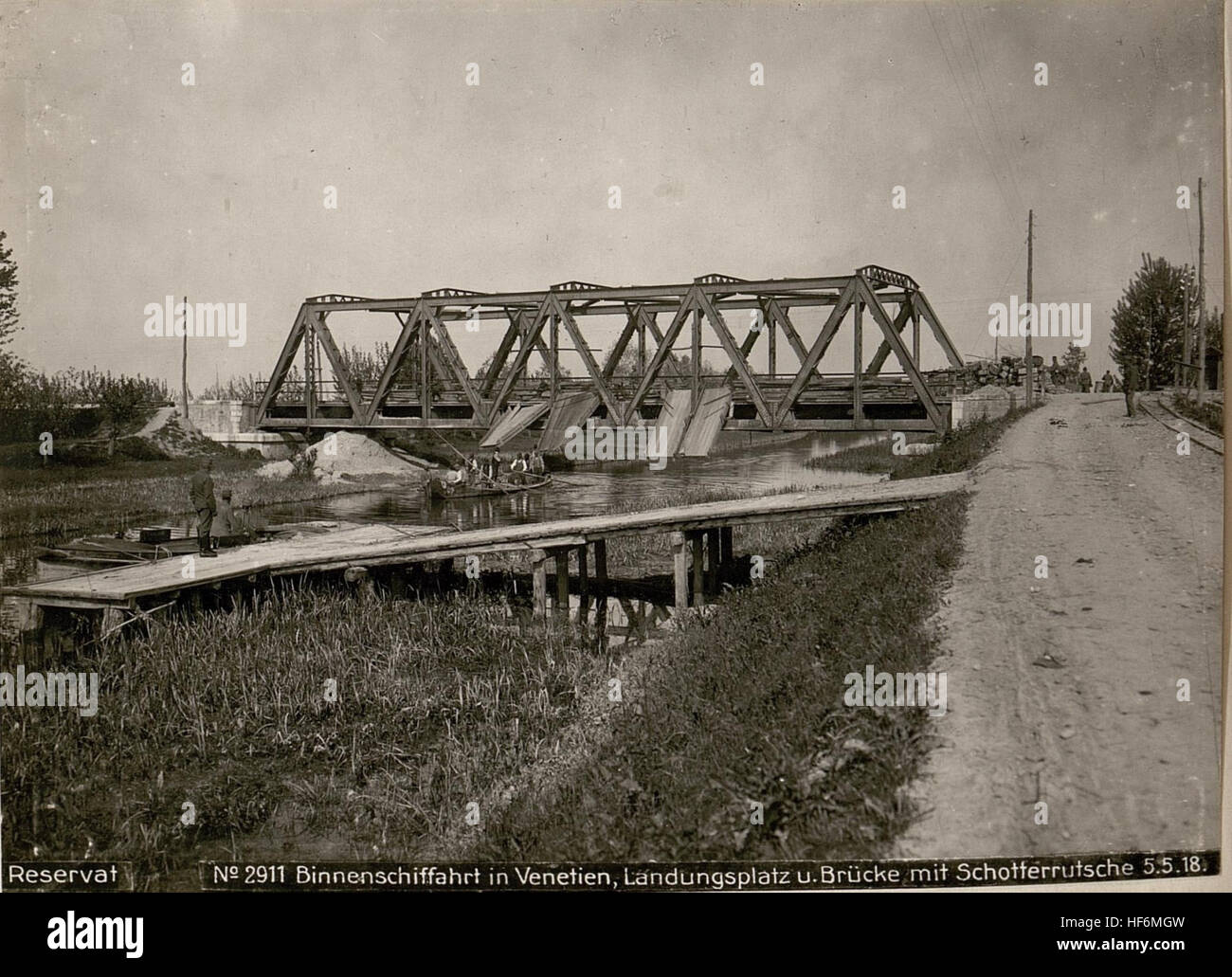 Una fotografia che mostra la navigazione interna in Veneto, Italia, il 5 maggio 1918, durante la prima guerra mondiale. L'immagine, contrassegnata con "riservato", cattura il pontile e il ponte con uno scivolo di ghiaia, illustrando le infrastrutture in tempo di guerra. Foto Stock