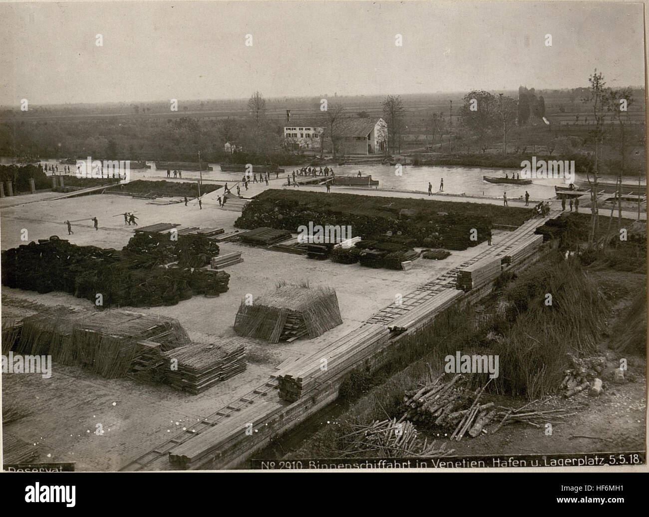 Hafen u. Lagerplatz 5.5.1918 15618005) Erster Weltkrieg,Europeana Collections 1914 - 1918,Piave-Front Foto Stock