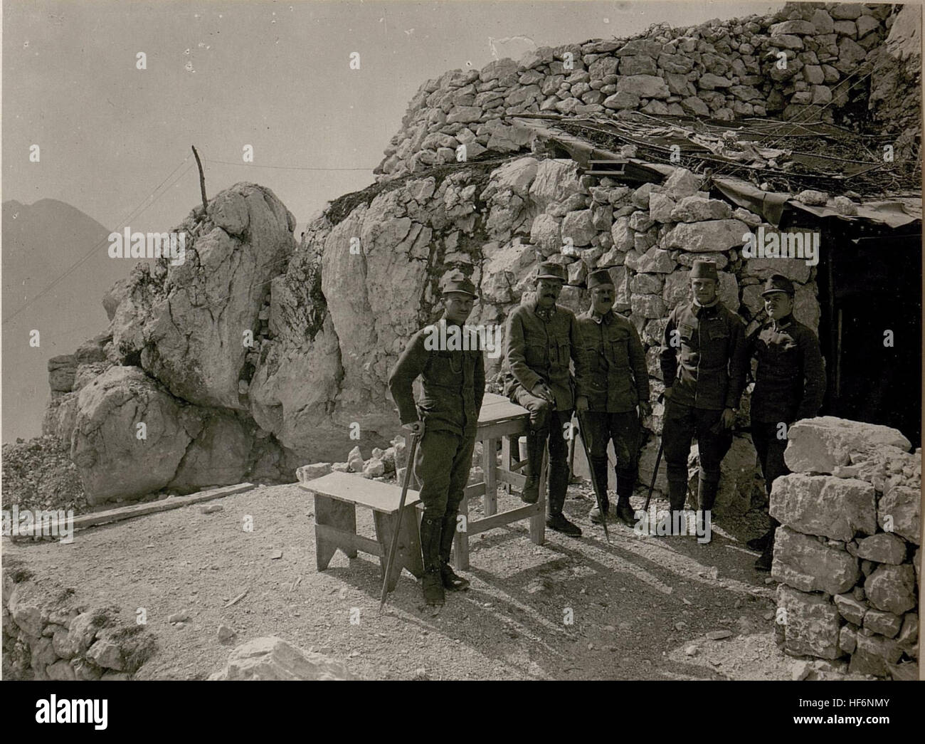 Offiziere der 3.Komp.d.b.h. 4 Reg. am Rombon. (Küchenschlucht.) (24-IX.1917.) 15802337) Foto Stock