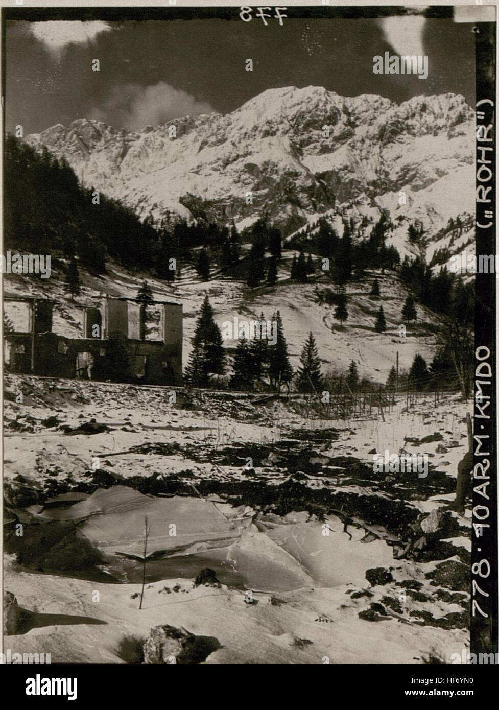 Cratere di 28 cm vicino a Plöcken Inn, prima guerra mondiale, Europeana Collections 1914 - 1918 Foto Stock