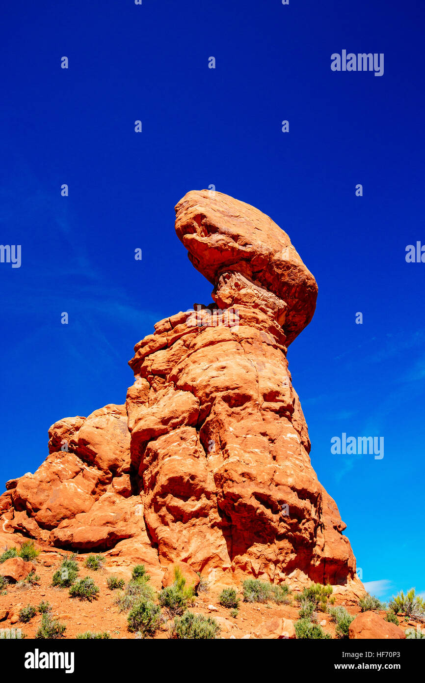 Equilibrato Rock - un masso stimato a 3500 tonnellate di peso - sorge arroccato su di un piedistallo di precaria - Parco Nazionale di Arches, Utah, Stati Uniti d'America Foto Stock