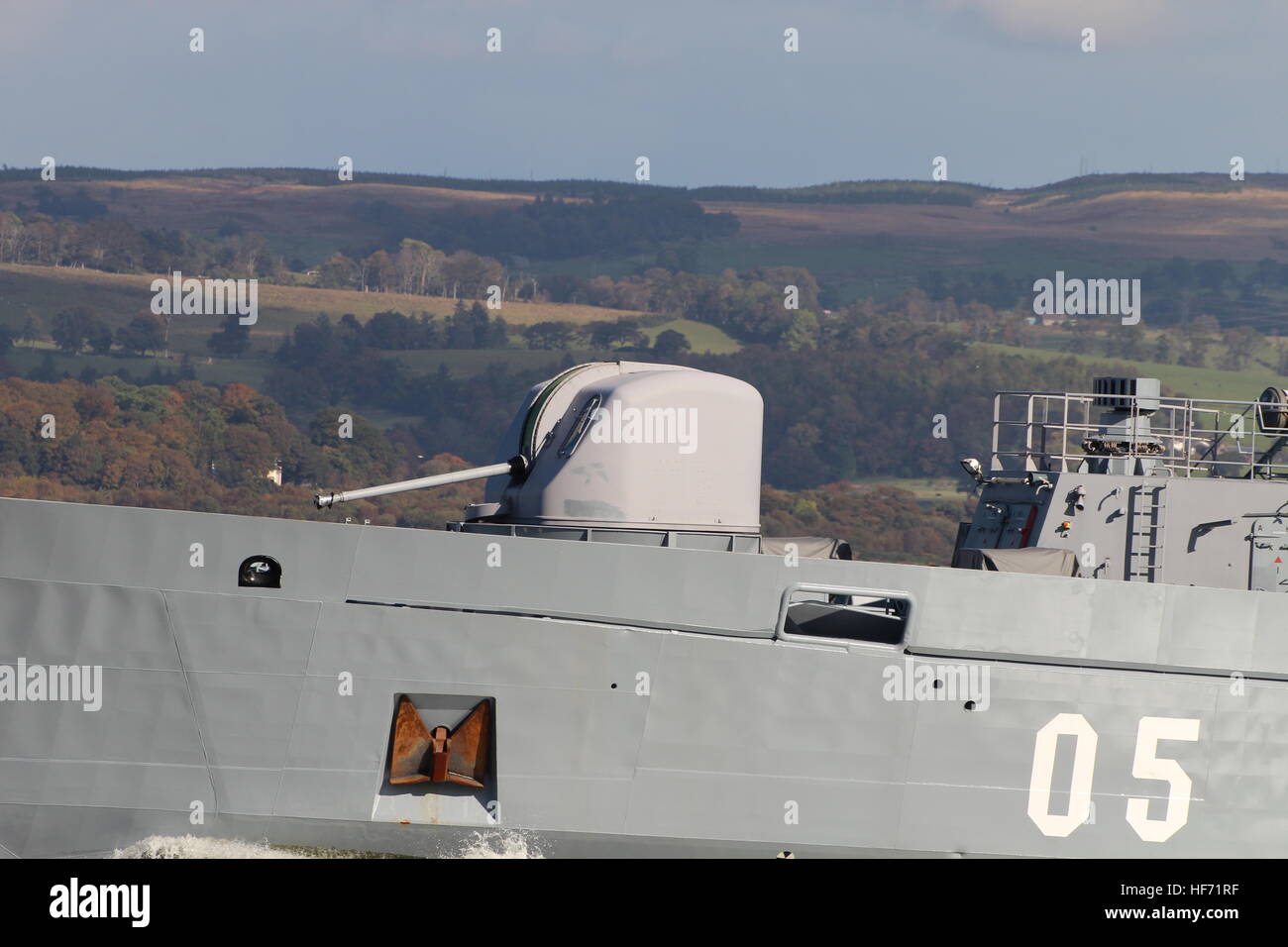 Un Bofors 57mm Mk.1 cannone navale, l'arma principale sul FNS Uusimaa (05), un Hameenmaa-class sommergibile posamine della Marina Finlandese, durante l'esercizio comune della Warrior 16-2 Foto Stock