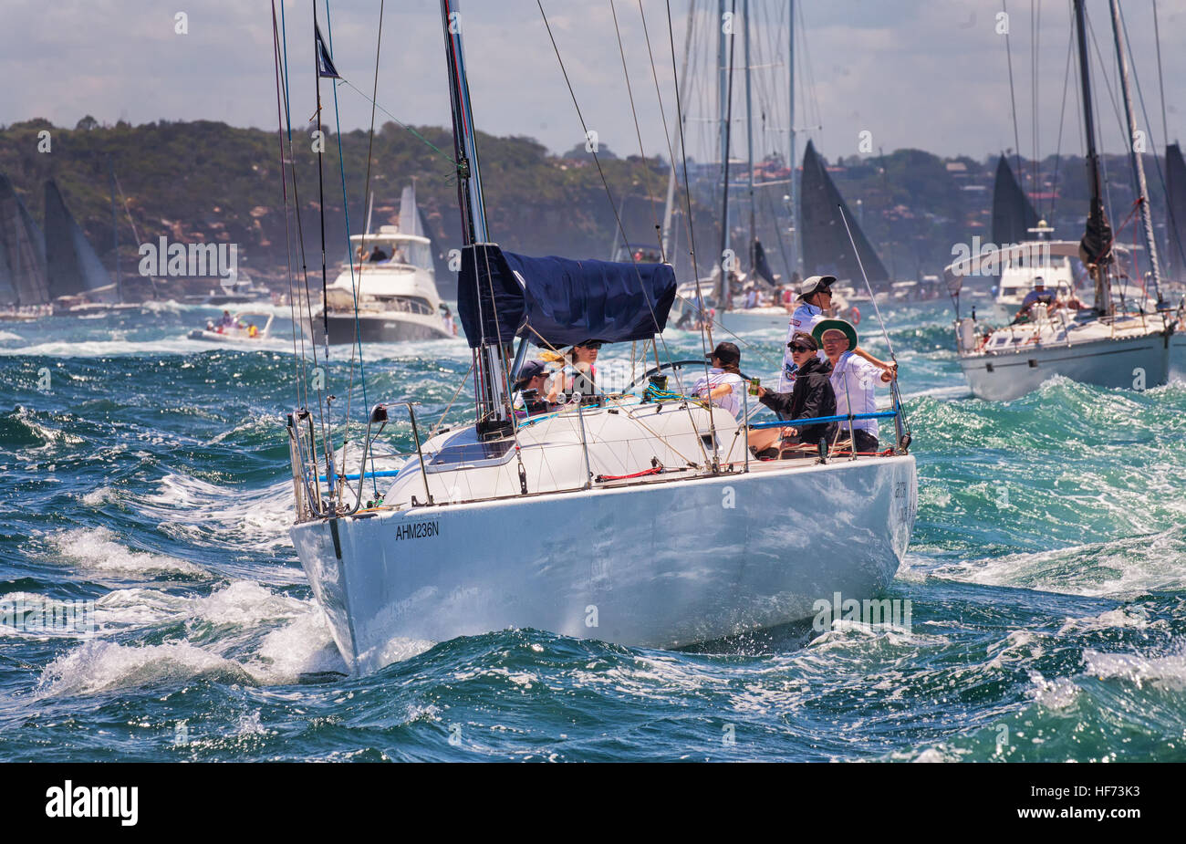 Una flottiglia di barche spettatori conduce i concorrenti nell'annuale Sydney Hobart yacht race al mare. Foto Stock