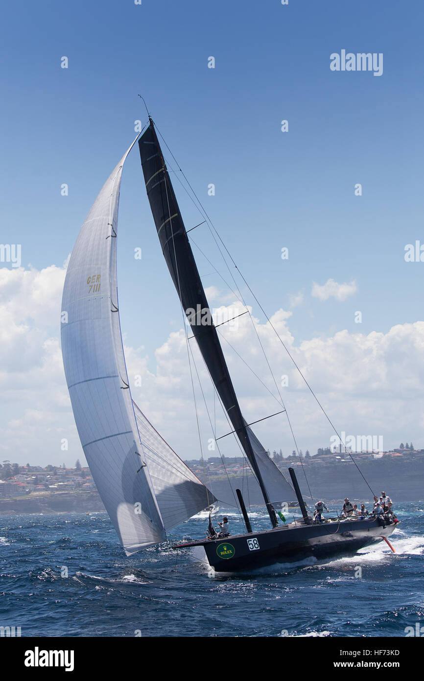 SYDNEY, Australia - dicembre 26,2016: uno yacht gare giù lungo la costa in annuale di Sydney Hobart yacht race. Il 'grande gara' è estremamente popolare con S Foto Stock