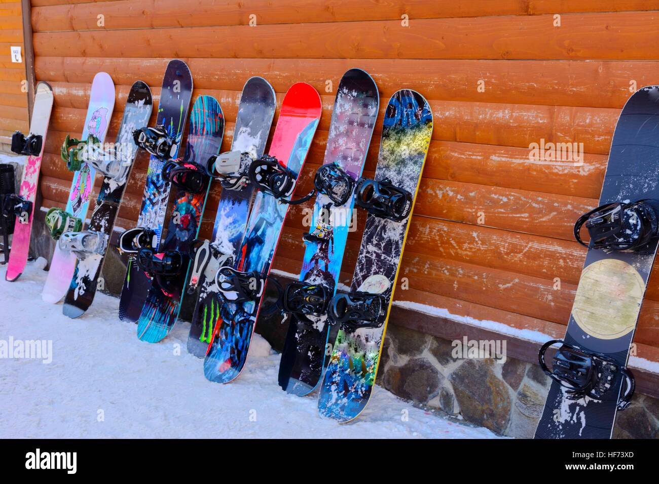 Snowboard vicino al muro nella neve in inverno Foto Stock