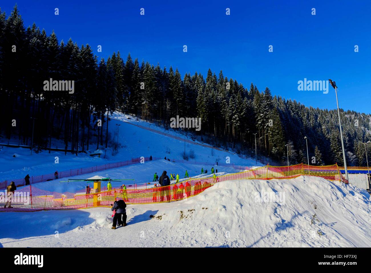 Sci e attività di svago in montagna in inverno Foto Stock