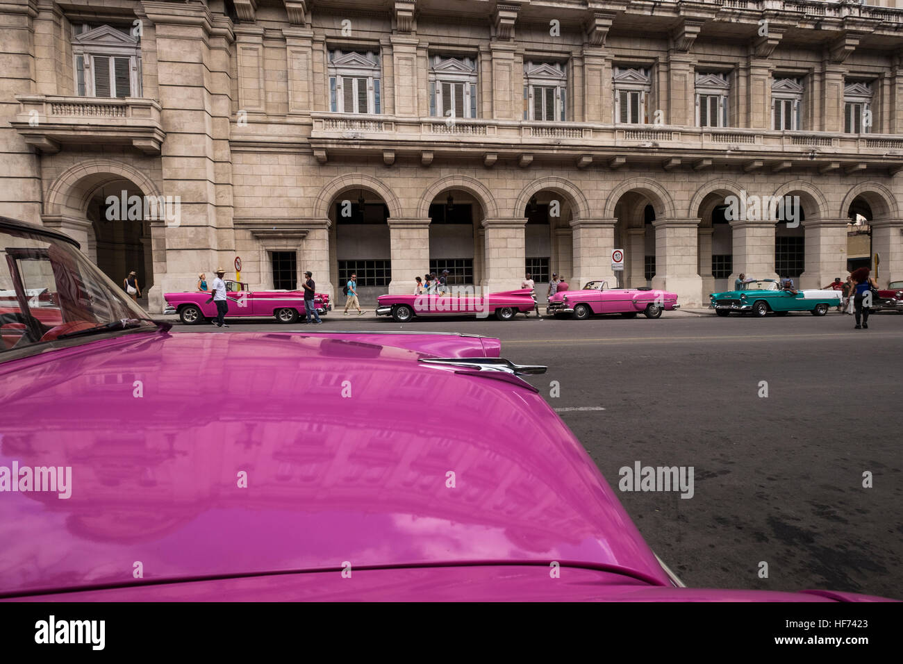 Rosa auto americane in attesa per i clienti per prendere su classic car tours, La Havana, Cuba. Foto Stock