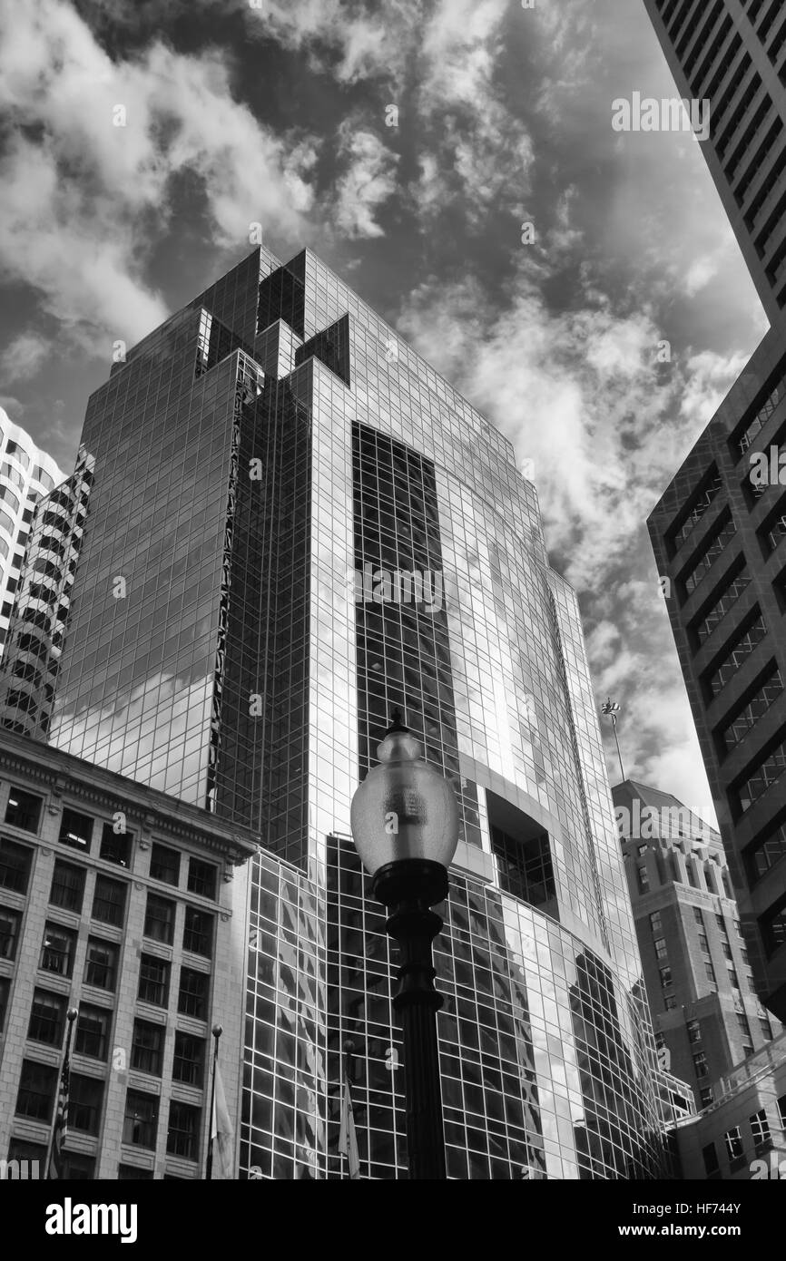 Skyward sera vista dei grattacieli di Boston, Massachusetts, STATI UNITI D'AMERICA Foto Stock