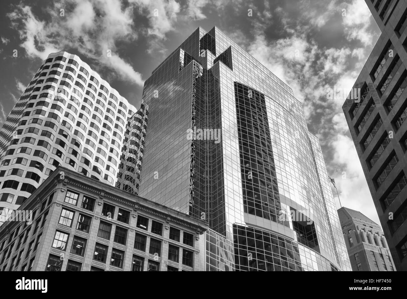Skyward sera vista dei grattacieli di Boston, Massachusetts, STATI UNITI D'AMERICA Foto Stock