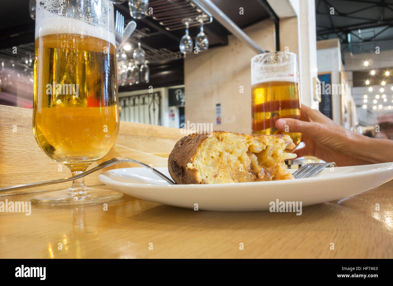 Il Tapas bar in Spagna: Tortilla Espanola ( frittata spagnola ) e bicchiere di fredda birra spagnola (Cerveza). Foto Stock