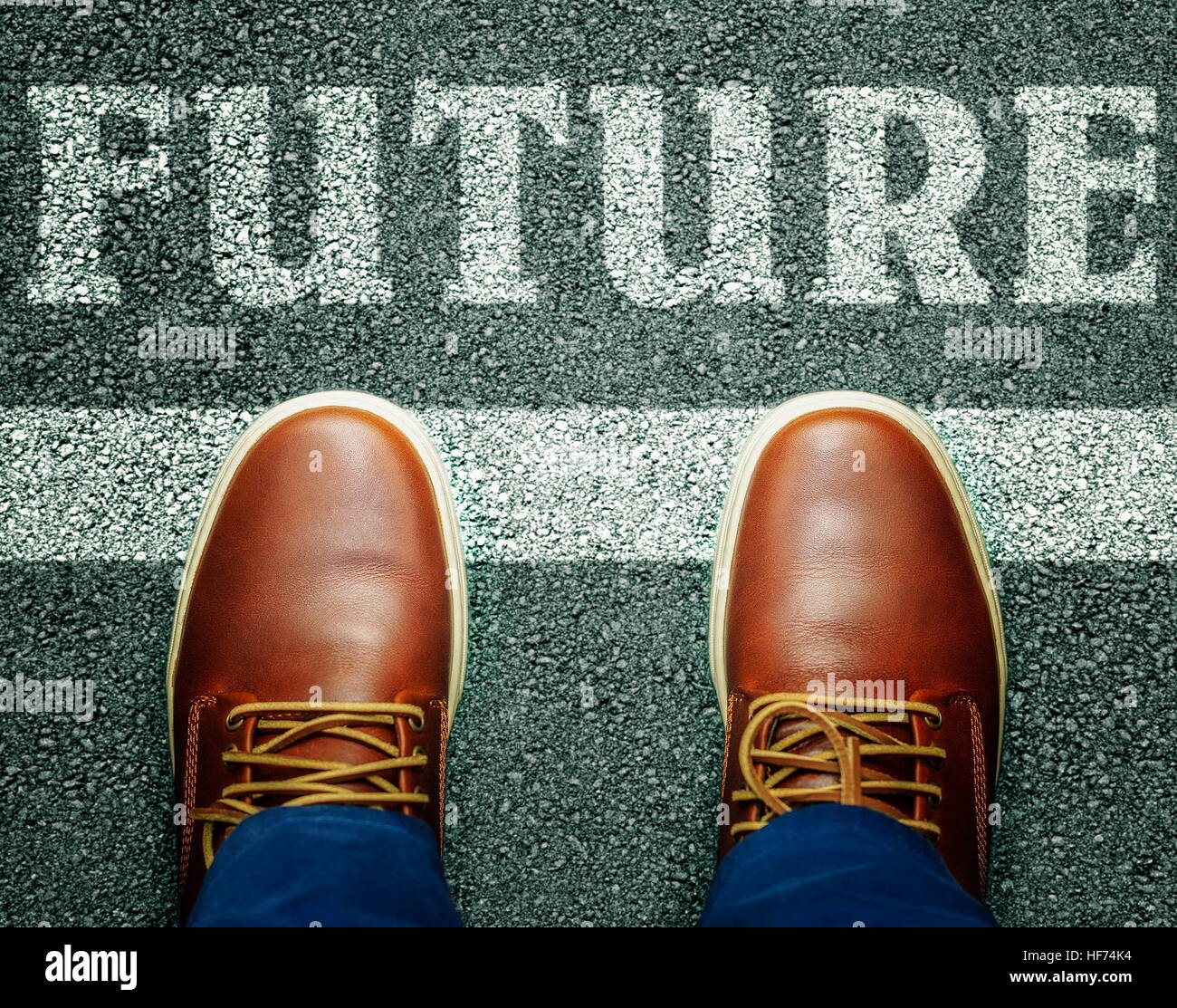 Uomo vicino futuro iscrizione su asfalto Foto Stock