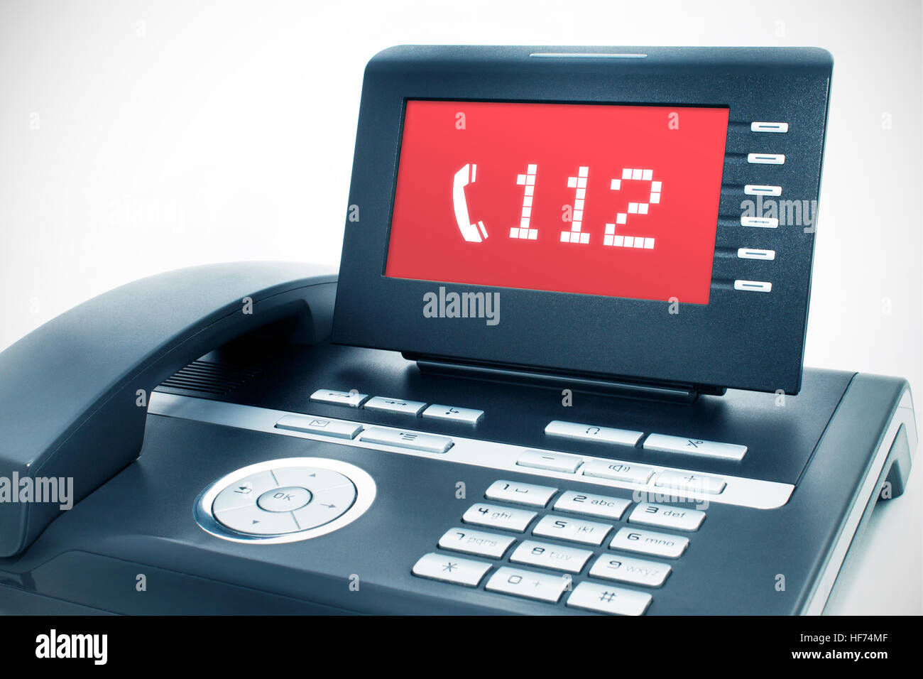 Telefono moderno con un '112' segno su un display Foto Stock