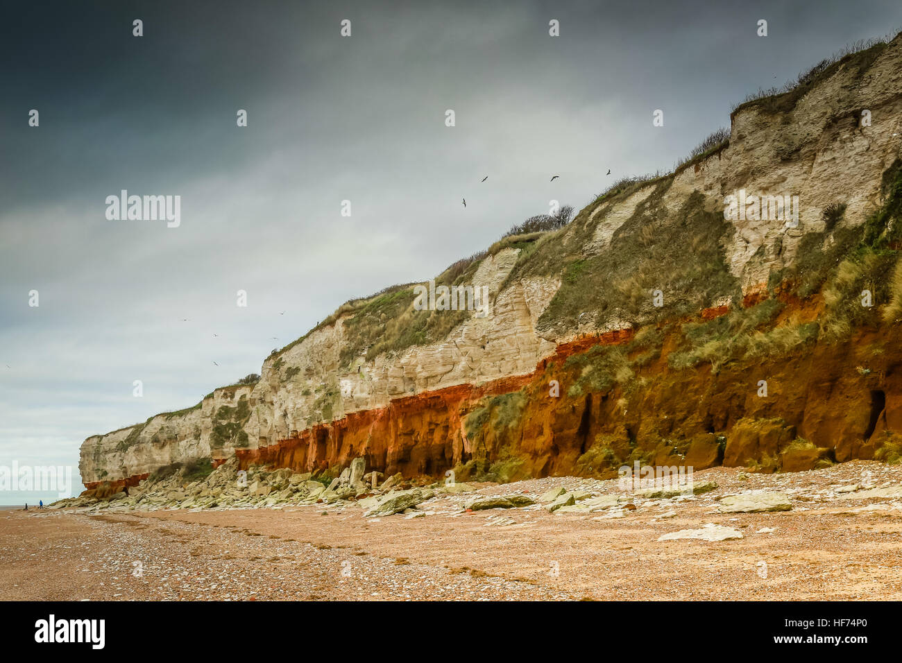 Pietra arenaria rossa Cliffs at Old Hunstanton su un triste giorno d'inverno Foto Stock