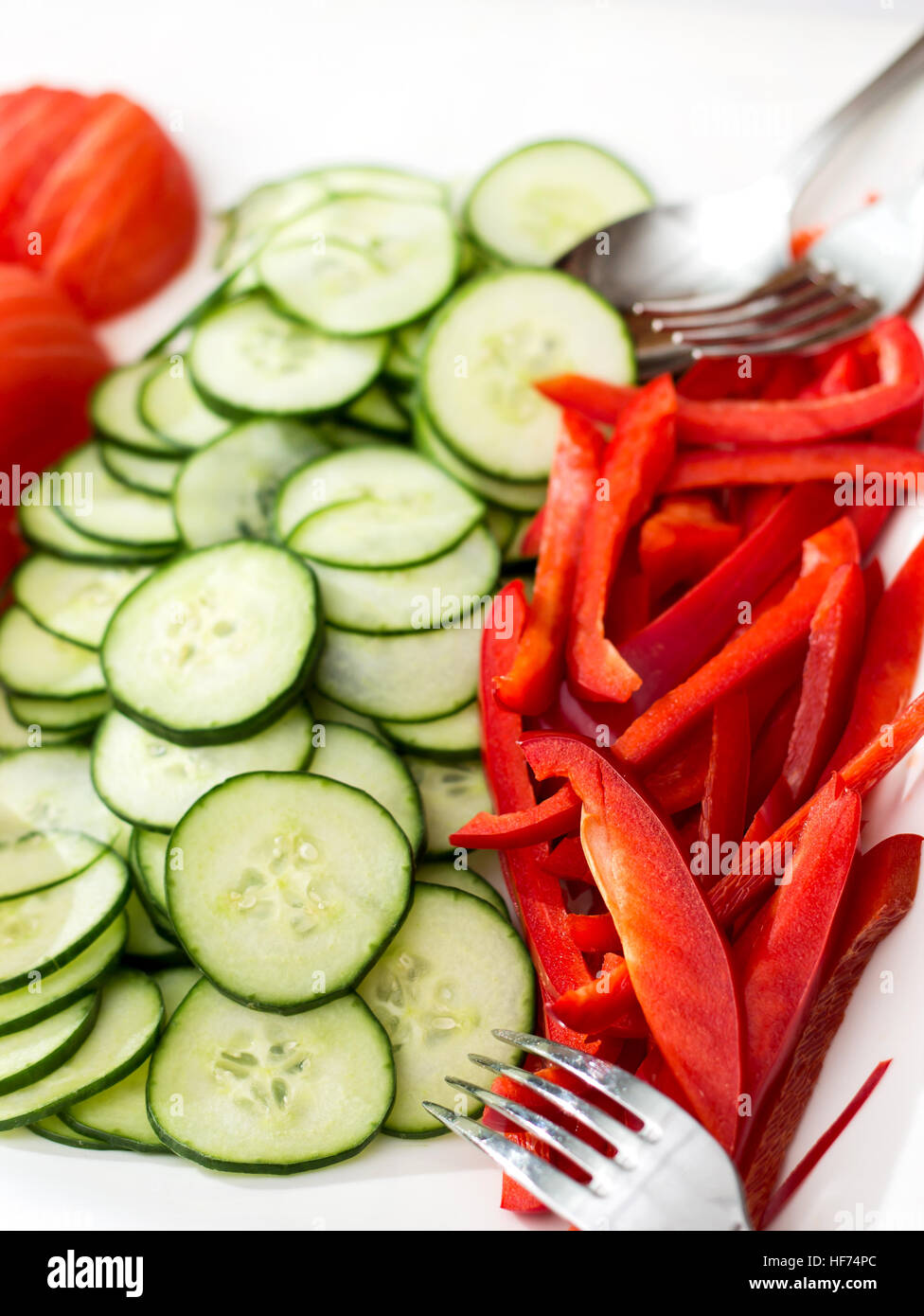Piatto con fresche verdure tagliate a fette Foto Stock