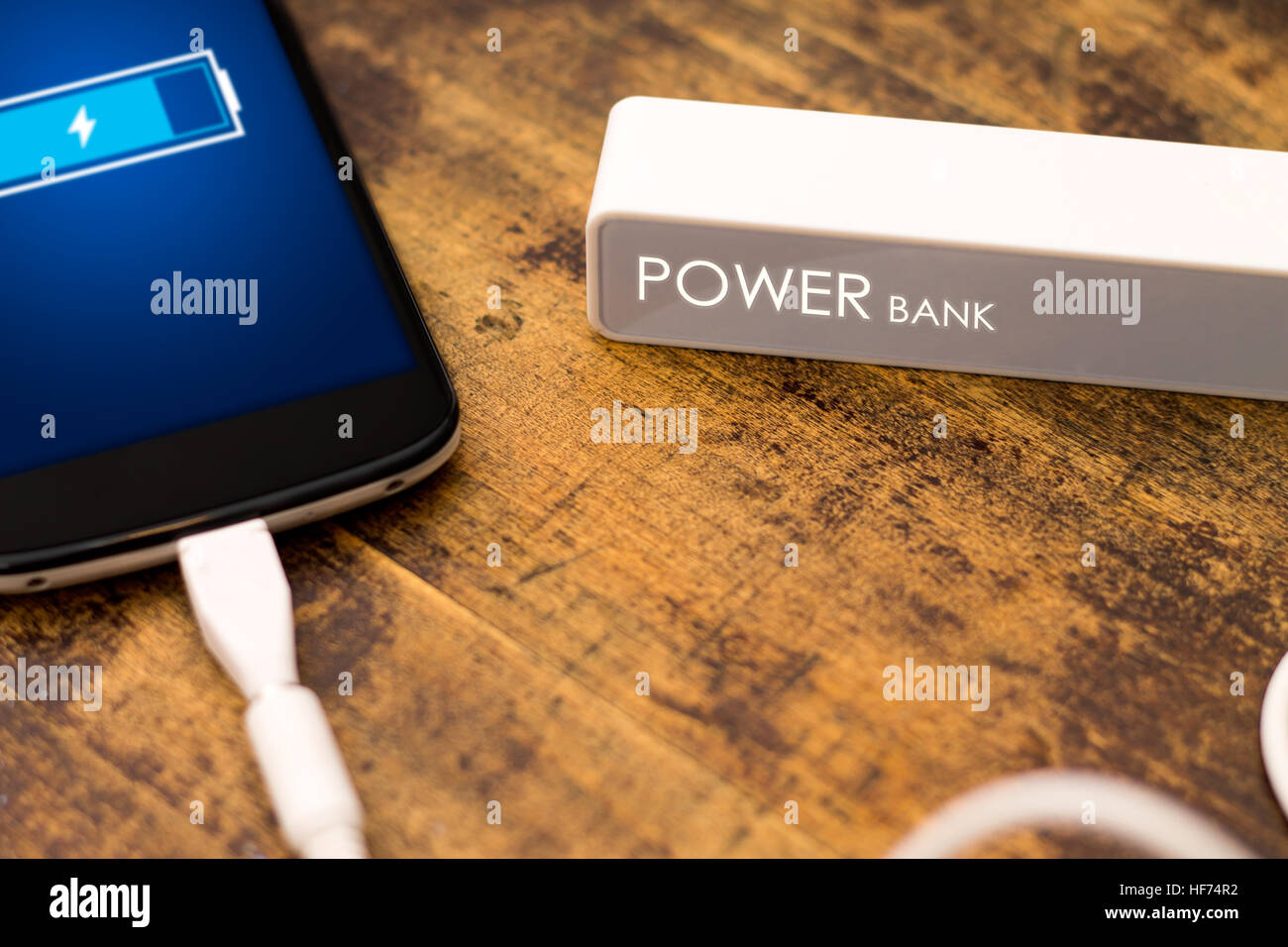 Ricarica del telefono con la banca di energia. La profondità di campo sulla banca di potenza Foto Stock