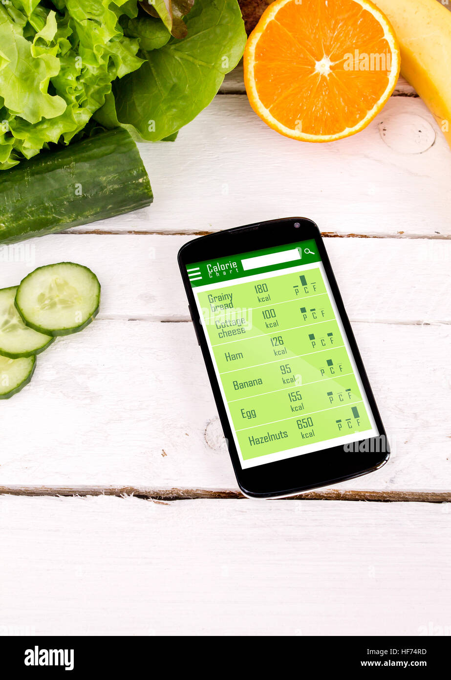 Contare le calorie in smartphone. Concetto di app per il settore sanitario Foto Stock