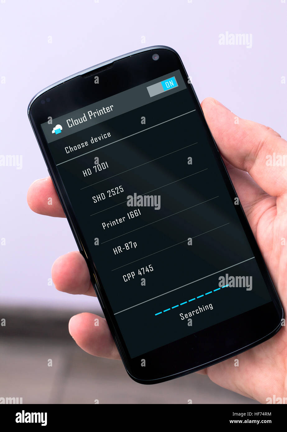 La stampa tramite smartphone. La tecnologia cloud concetto. Foto Stock