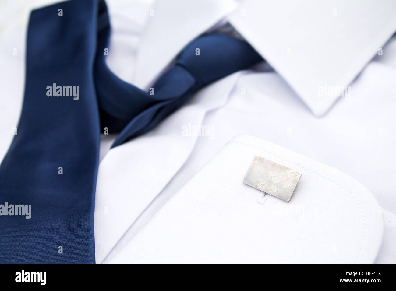 L'uomo la camicia bianca con cravatta blu e gemelli Foto Stock