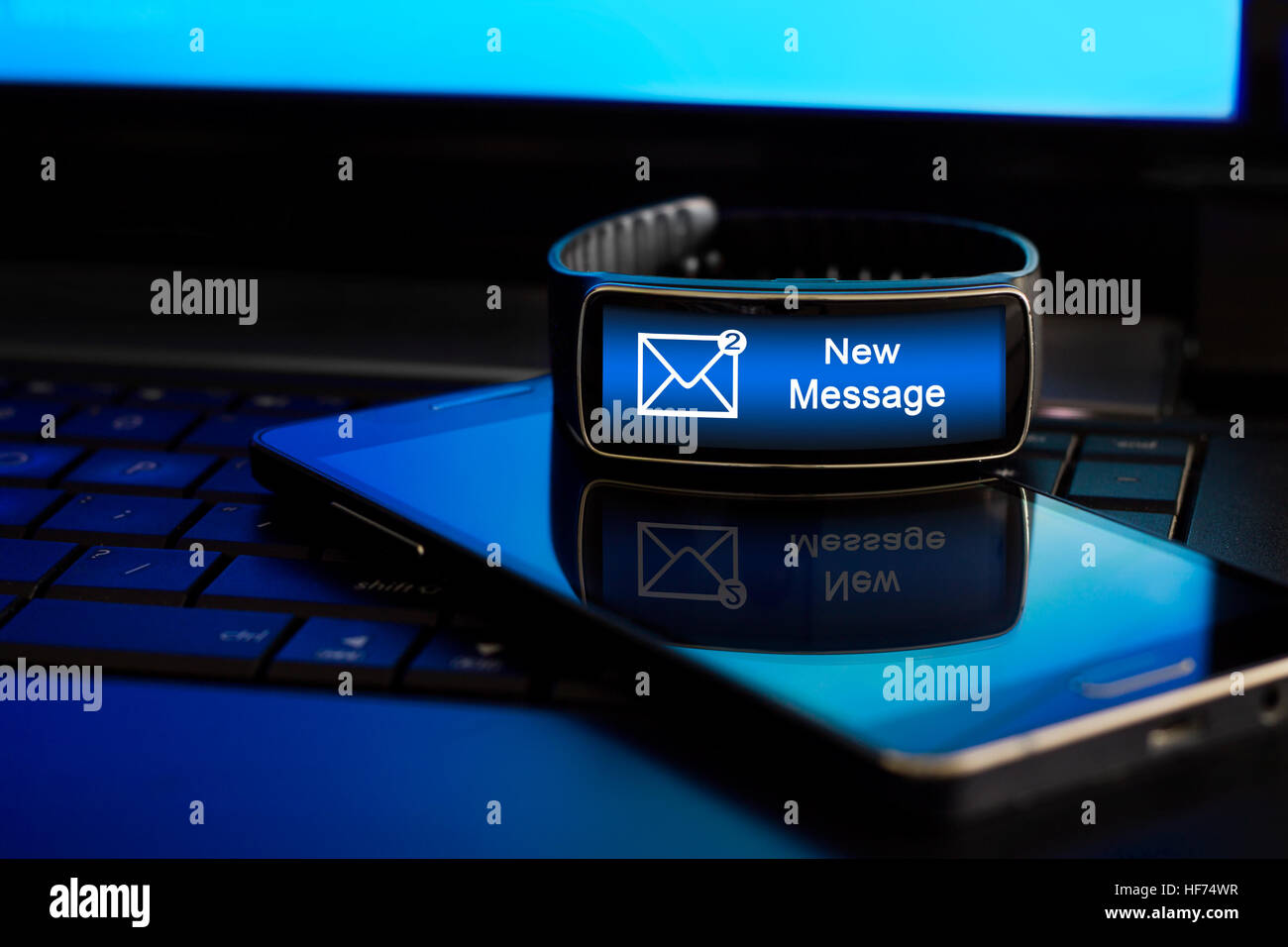 Smartwatch con "Nuovo messaggio" la notifica sul display. Interfaccia su schermo orologio è stato generato nel programma di grafica Foto Stock
