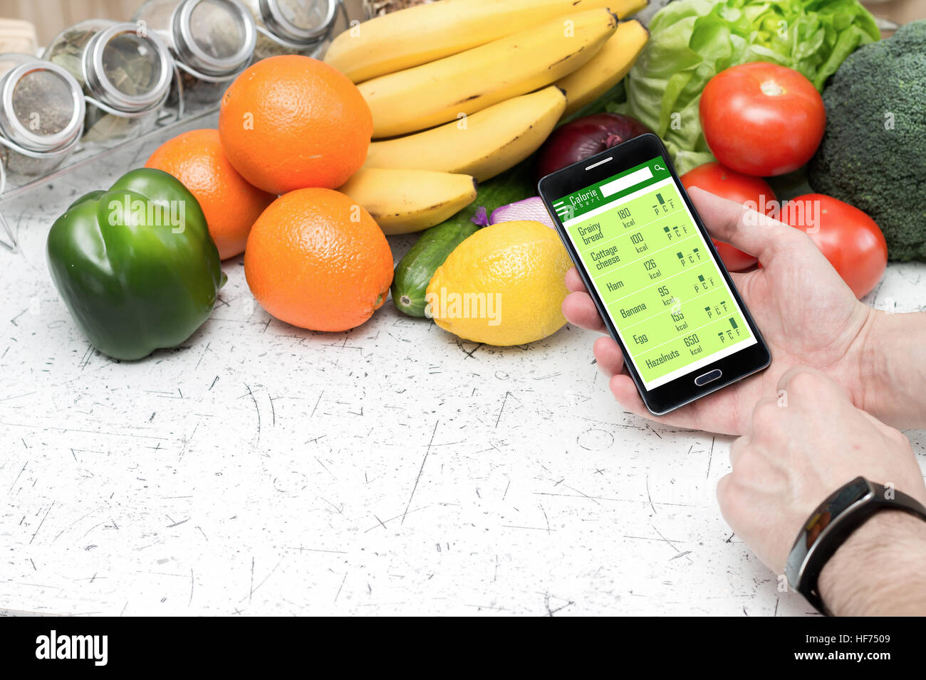 Contare le calorie in smartphone. Concetto di app per il settore sanitario Foto Stock