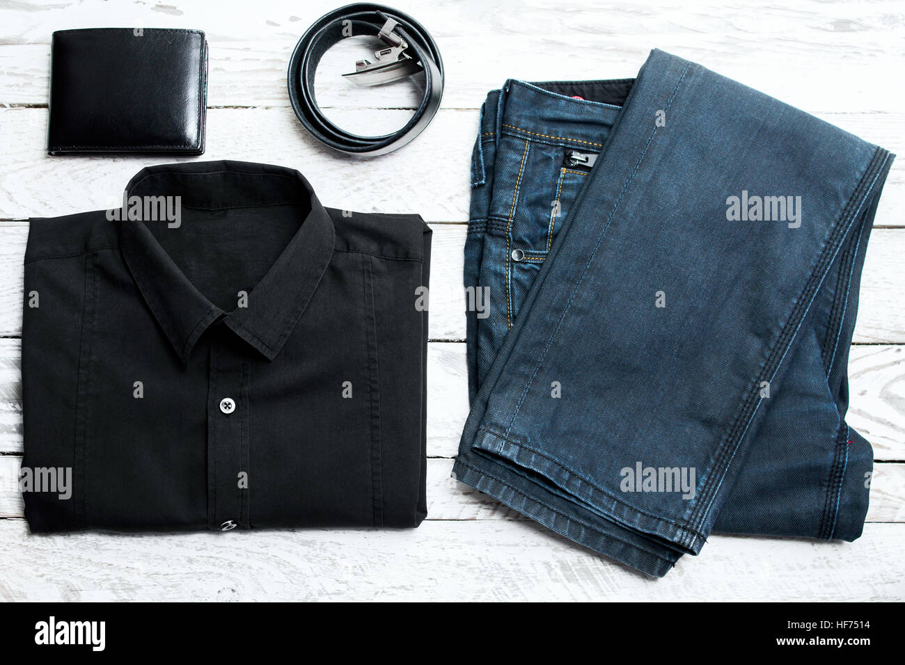 L'uomo le più recenti tendenze e accessori di moda. Composizione bianco sul pannello di legno Foto Stock