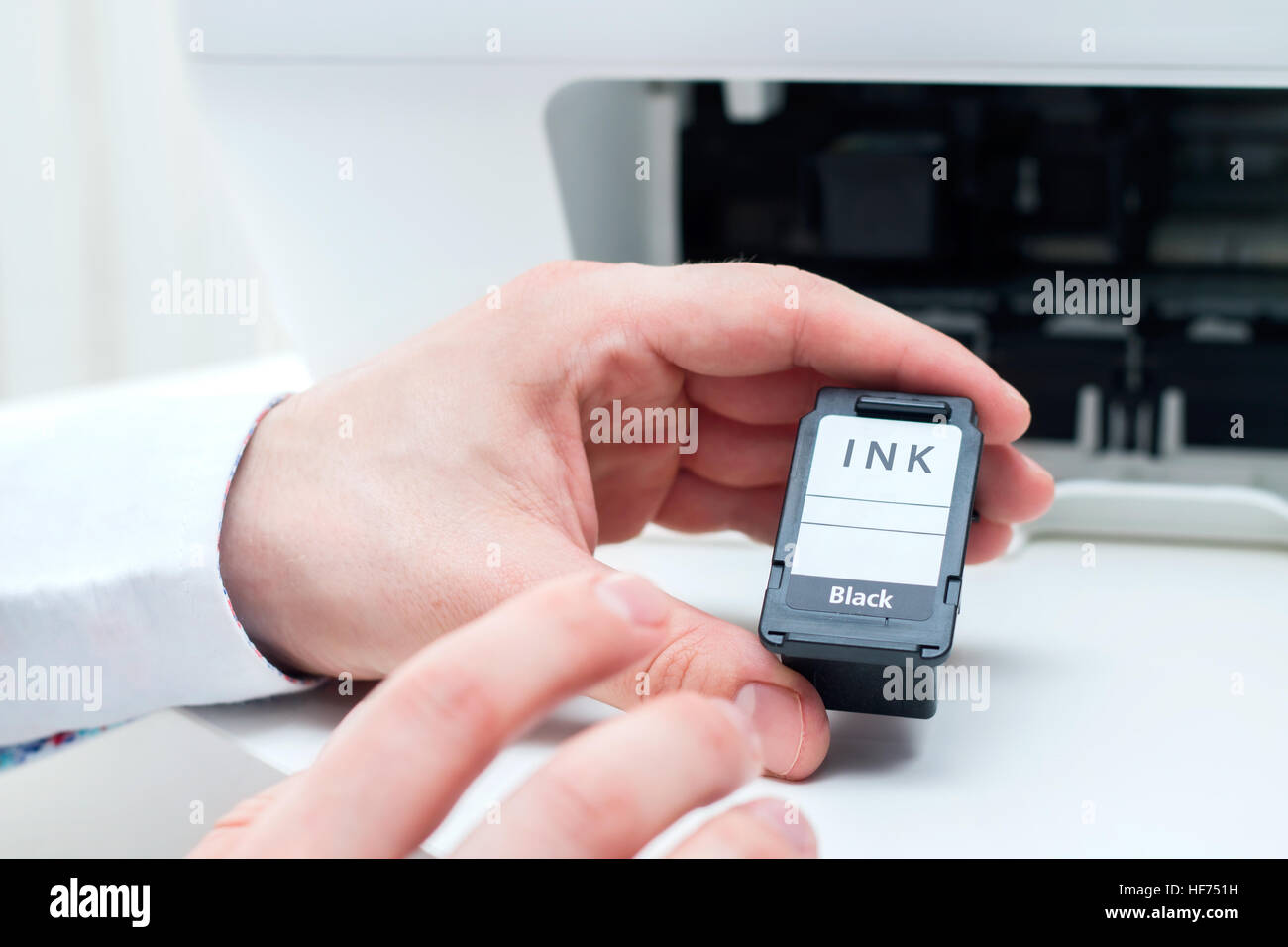 L'uomo sostituire cartuccia di inchiostro nero in bianco stampante Foto Stock