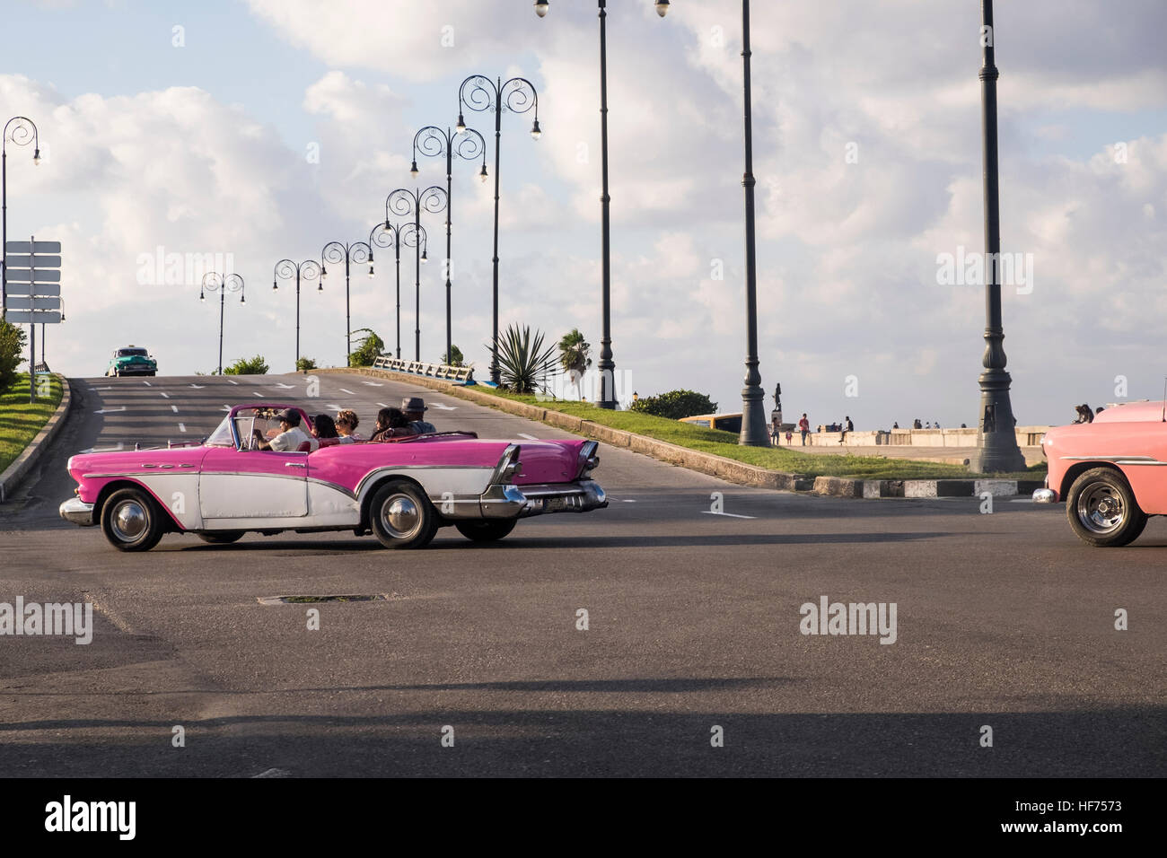 Vecchio classico degli anni cinquanta vetture americane sulla Avenida Carlos Manuel de Céspedes, La Havana, Cuba. Foto Stock