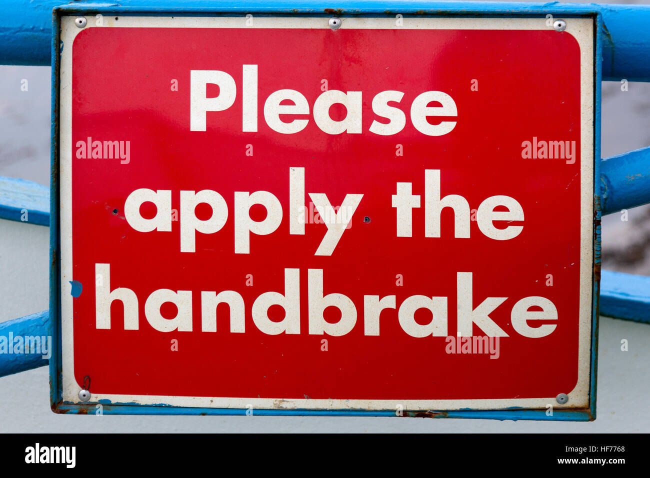 Si prega di applicare il freno a mano segno di avvertimento. Traghetto per auto Valentia Island, nella contea di Kerry Irlanda Foto Stock