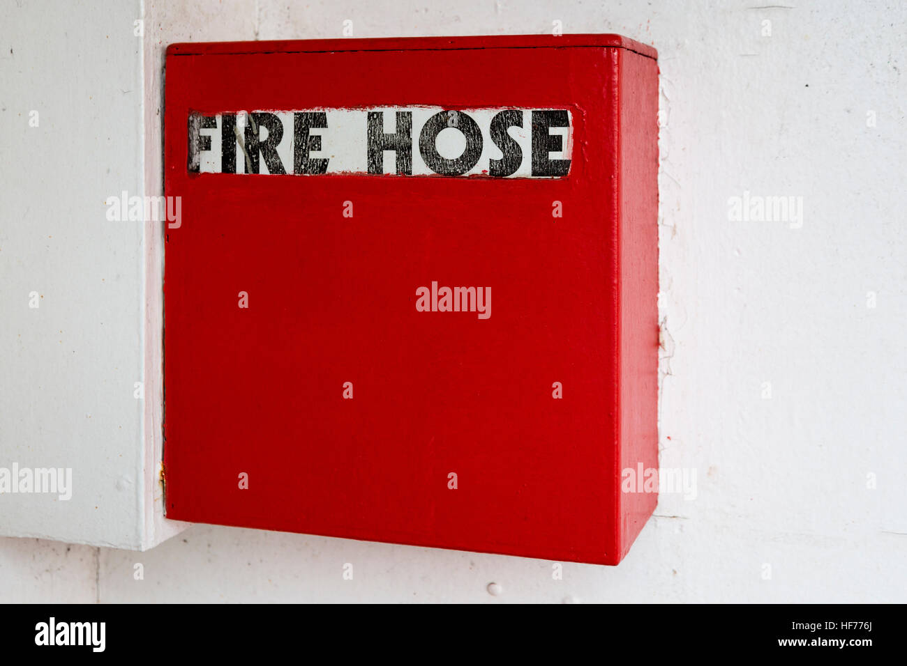 Rosso fuoco del tubo flessibile sulla scatola di traghetto per auto, Irlanda Foto Stock