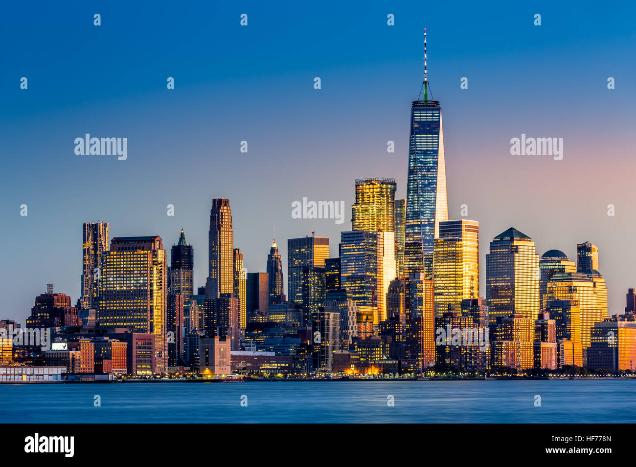 La parte inferiore di Manhattan al tramonto visto da Hoboken, New Jersey Foto Stock