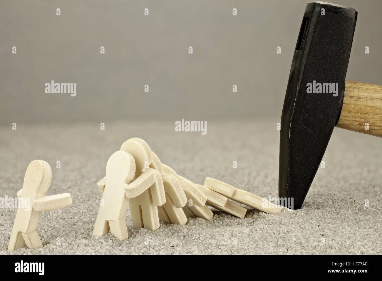 Il terrore in scena con gli uomini di legno e un martello Foto Stock